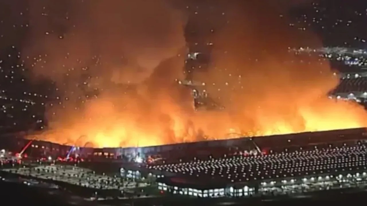 Insatisfait de son salaire, un employé met le feu à un entrepôt géant aux États-Unis