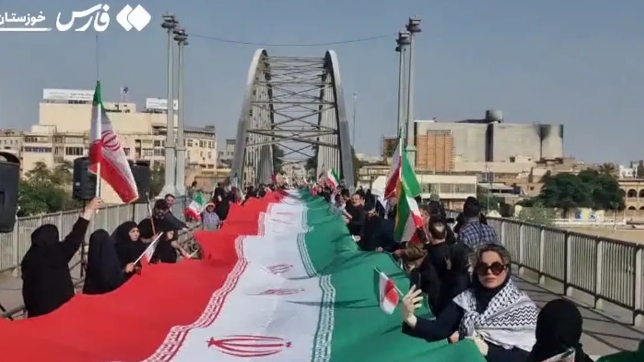 Les Iraniens forment «chaînes humaines» dans des centrales électriques et sur des ponts