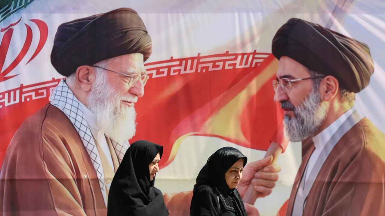 Qui prend les décisions en Iran? Mojtaba Khamenei est-il vivant?