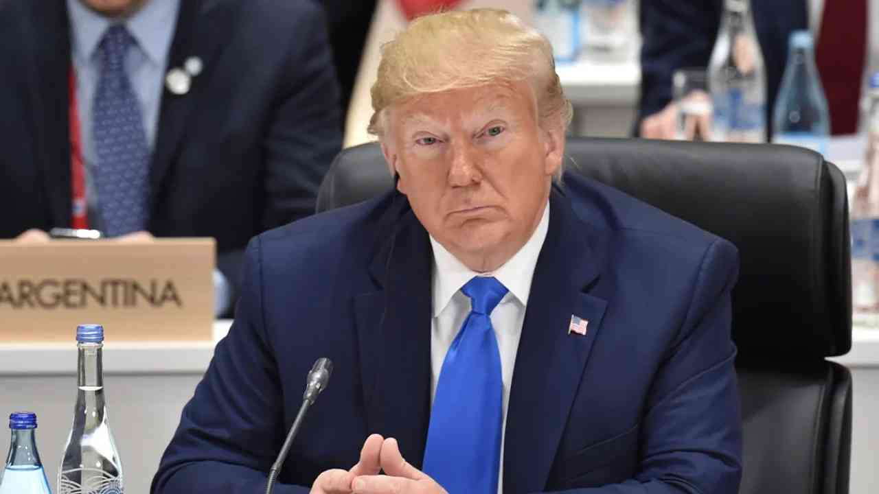 Trump : l'Iran est au bord de l'effondrement financier. Experts : le président gagne du temps