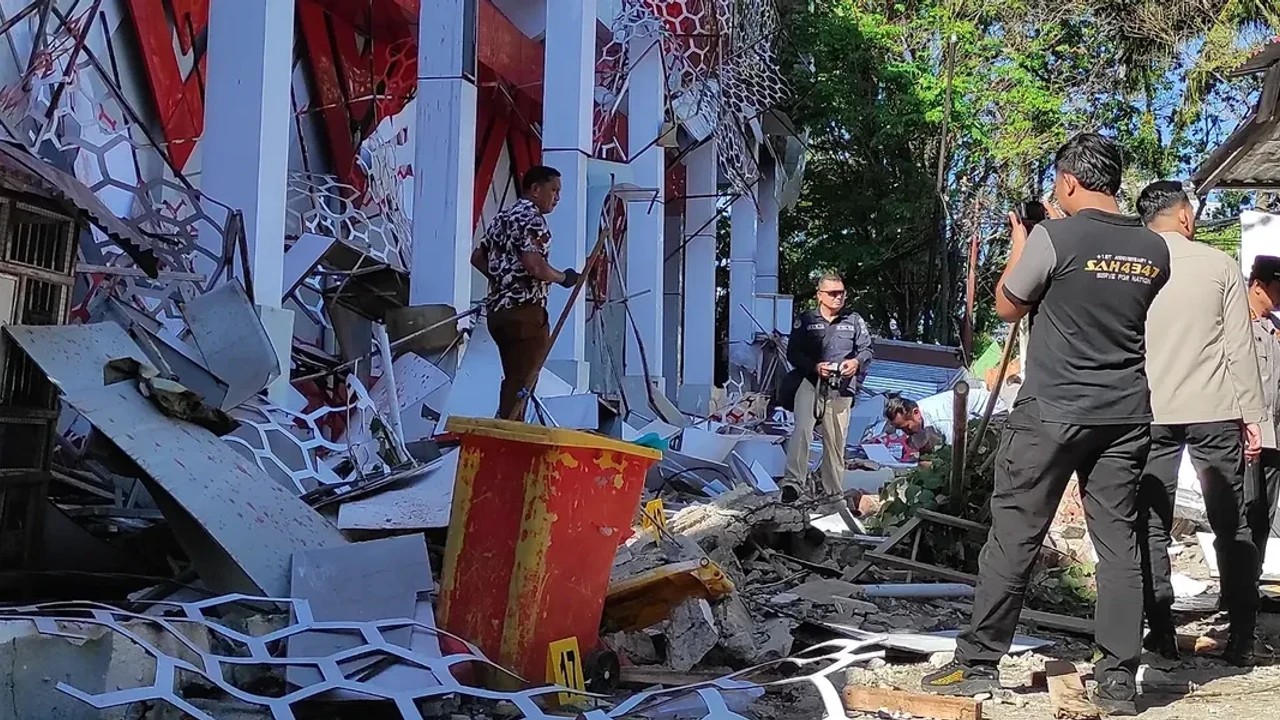 Un séisme de magnitude 7,4 frappe l'Indonésie, une personne tuée