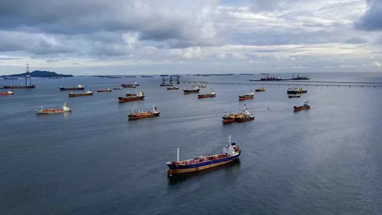 Deux pétroliers chinois quittent le détroit d'Ormuz; les prix du pétrole baissent légèrement
