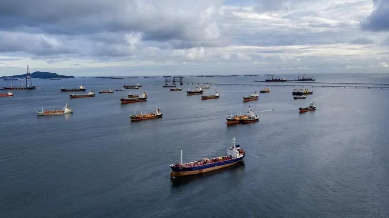 Deux pétroliers chinois quittent le détroit d'Ormuz; les prix du pétrole baissent légèrement