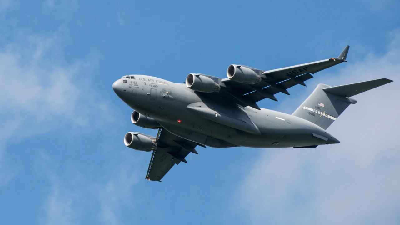 La Bête de Trump arrive en Chine / avions militaires américains atterrissent à l'aéroport