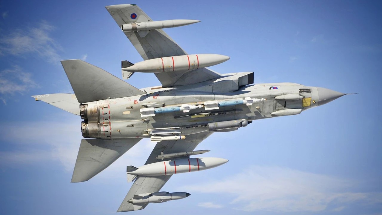La Russie 'attaque' le secrétaire à la Défense / Bloque le signal GPS de l'avion britannique
