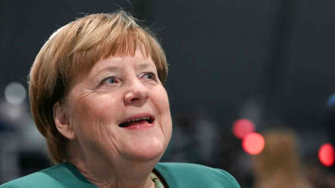 Merkel critique l'Union européenne : il faut parler à la Russie