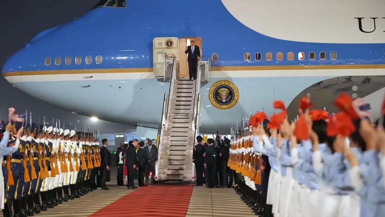 Trump arrive en Chine, première visite d'un président américain depuis 2017