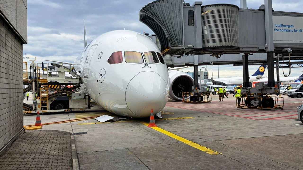 Avion 'atterri sur le nez' sur la piste à Francfort; pilotes et équipage blessés