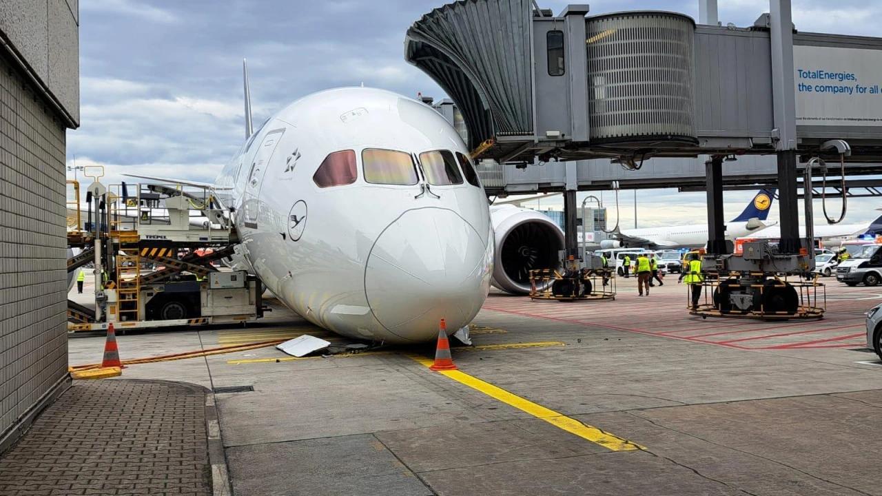 Avion 'atterri sur le nez' sur la piste à Francfort; pilotes et équipage blessés