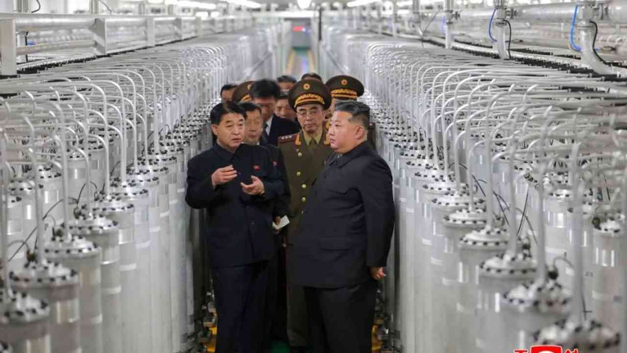 'Double' les bombes nucléaires / Kim Jong-un inspecte la nouvelle usine, augmente la production