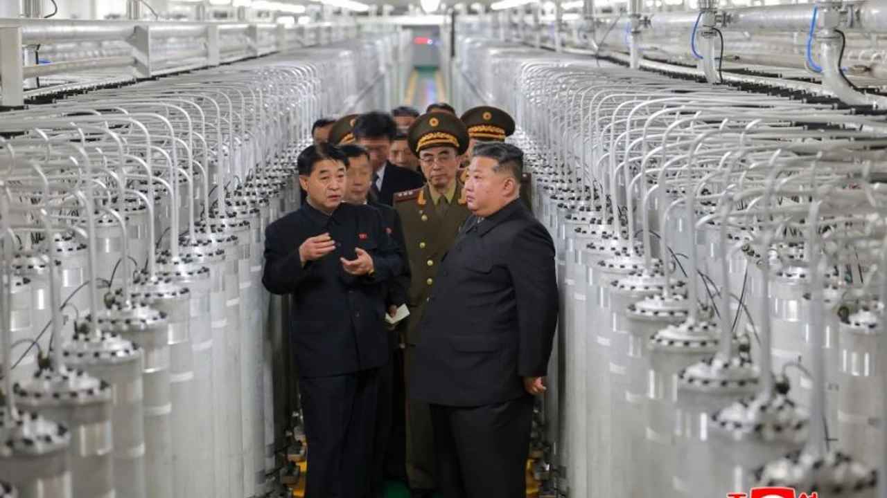 'Double' les bombes nucléaires / Kim Jong-un inspecte la nouvelle usine, augmente la production