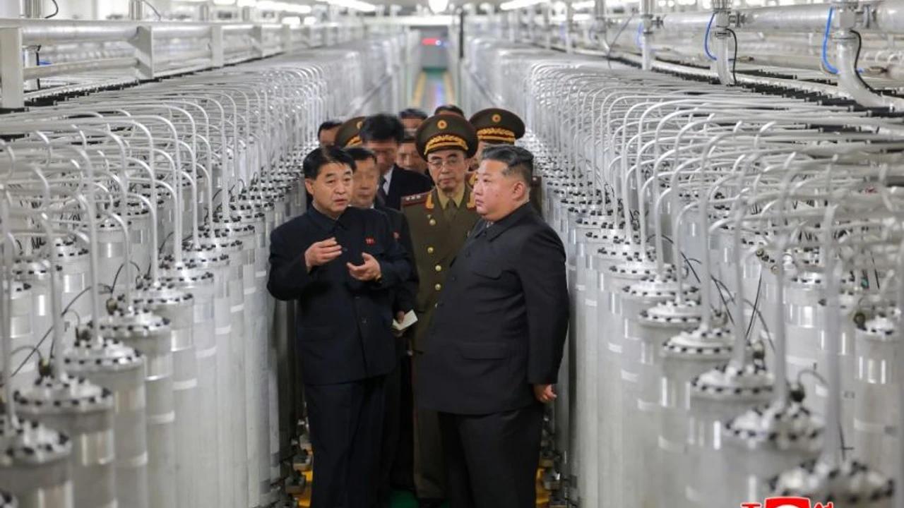 'Double' les bombes nucléaires / Kim Jong-un inspecte la nouvelle usine, augmente la production