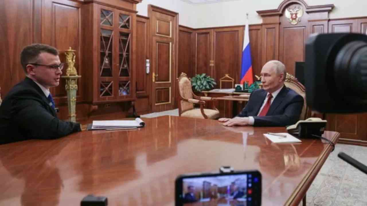Drones ukrainiens visent des raffineries; Poutine admet la pénurie de carburant en Russie