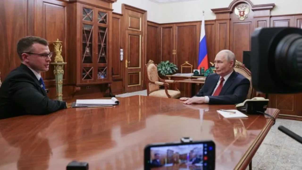 Drones ukrainiens visent des raffineries; Poutine admet la pénurie de carburant en Russie