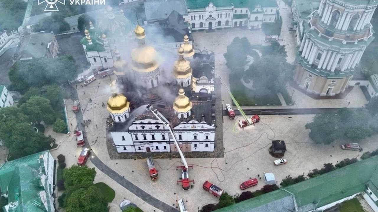 La Russie, feu de l'enfer en Ukraine…Cible le monastère emblématique de Kiev, neuf victimes