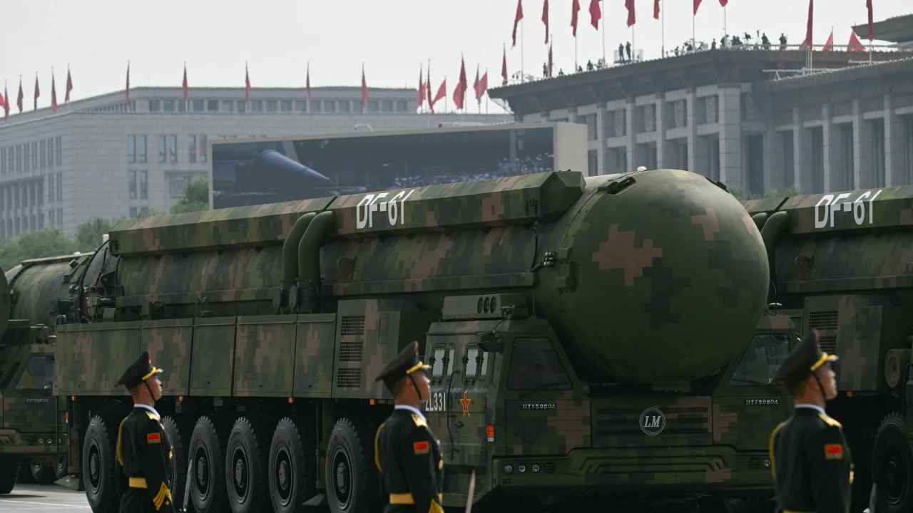 Le Japon s'oppose à la Chine / Vent de guerre: il l'accuse de s'armer vite