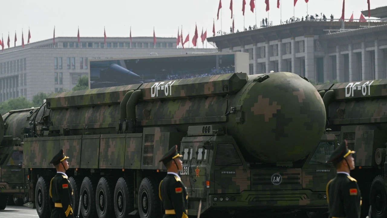 Le Japon s'oppose à la Chine / Vent de guerre: il l'accuse de s'armer vite