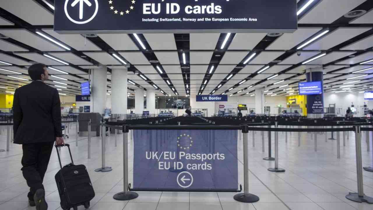 Le nouveau système de l'UE « un échec » ? « Les voyageurs attendent des heures aux aéroports »!