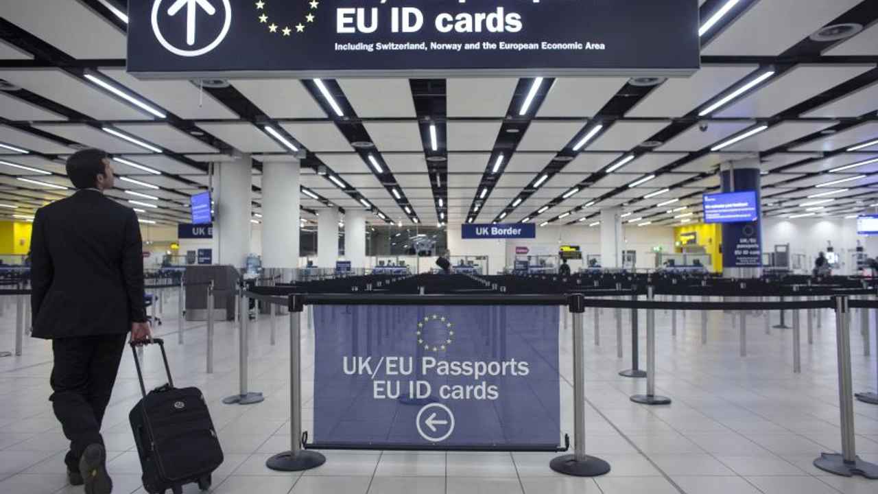 Le nouveau système de l'UE « un échec » ? « Les voyageurs attendent des heures aux aéroports »!