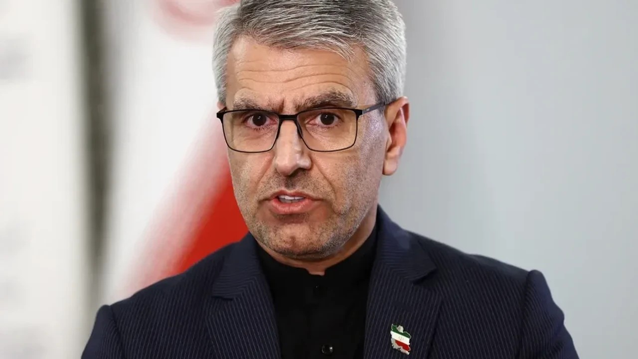 L'Iran dit qu'il "revoit" les négociations après les frappes américaines
