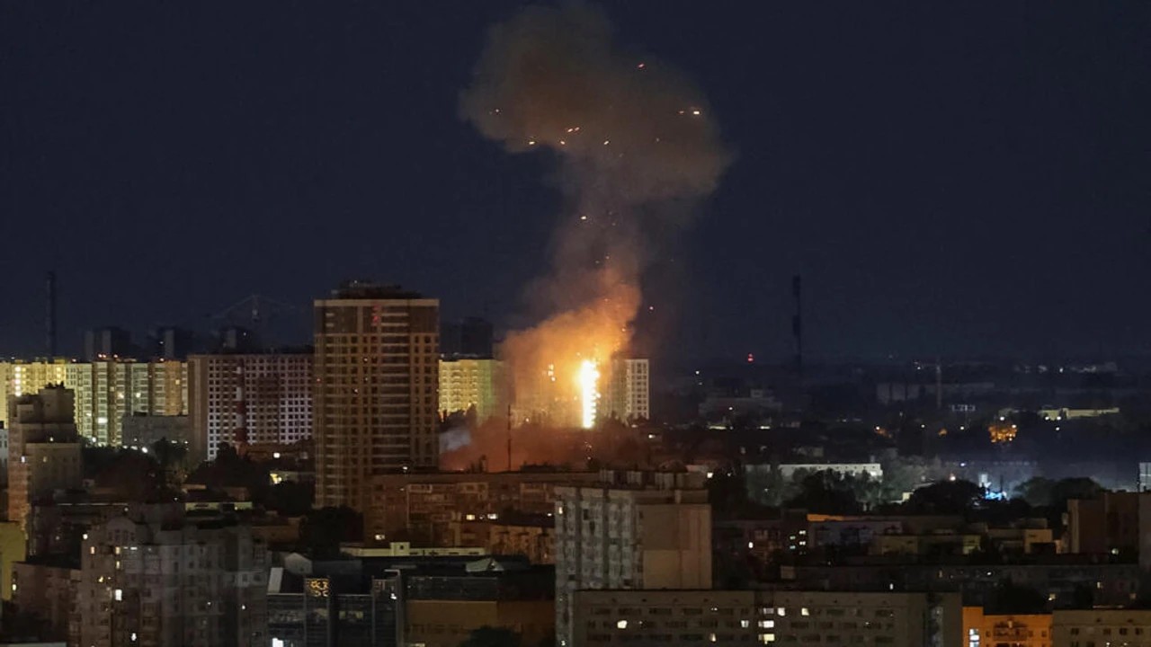 L'Ukraine secouée, blitz de Poutine / 656 drones et 75 roquettes, au moins 11 morts