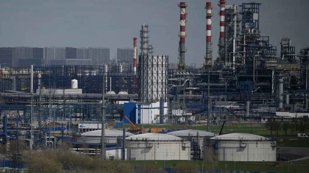Plus grosse attaque contre Moscou en deux ans / Ukraine 'explose', feu dans une raffinerie
