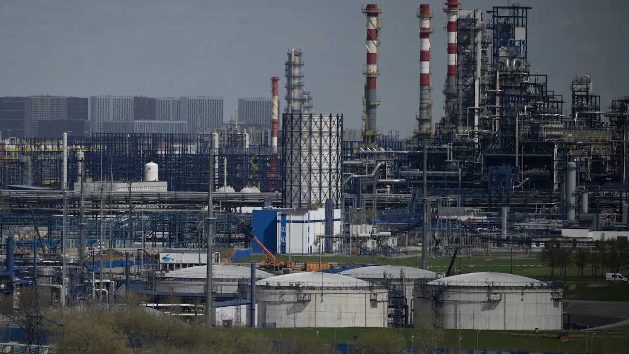 Plus grosse attaque contre Moscou en deux ans / Ukraine 'explose', feu dans une raffinerie