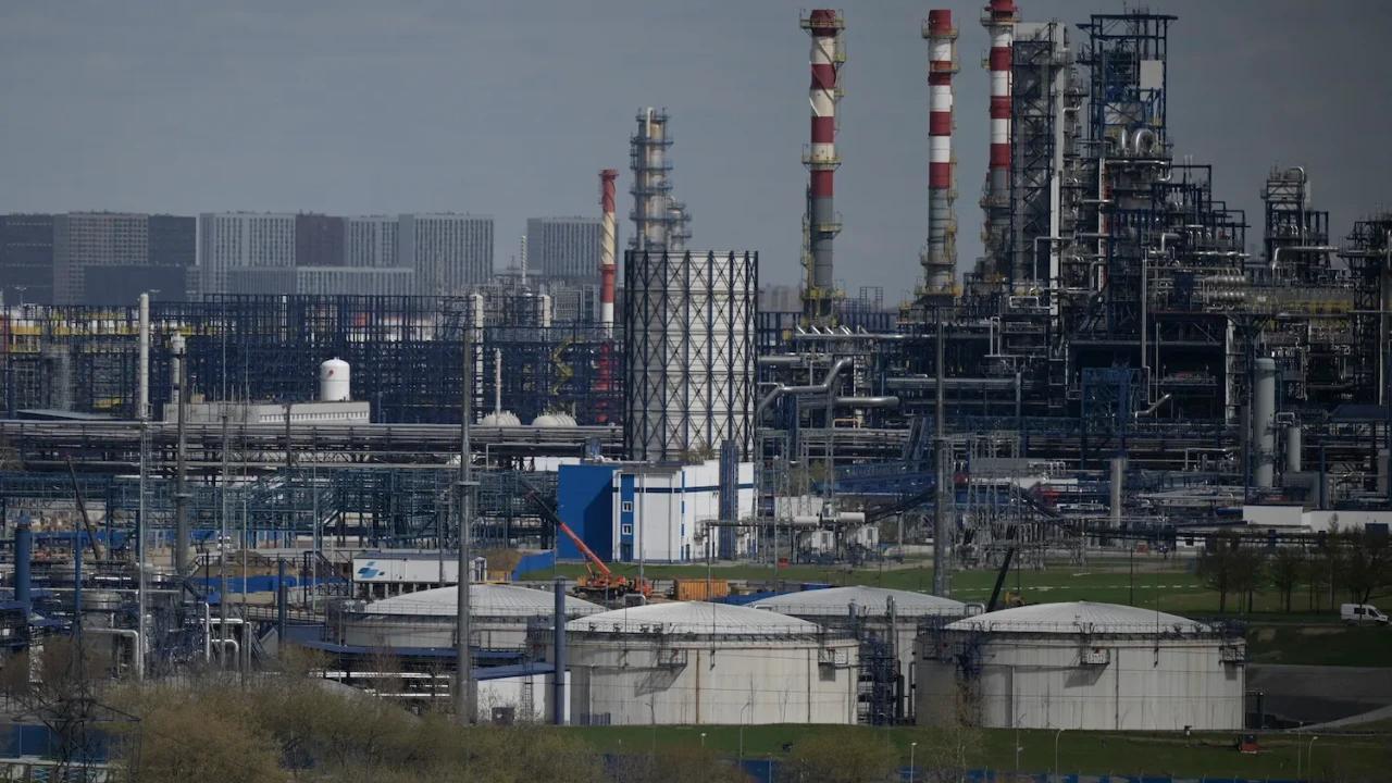 Plus grosse attaque contre Moscou en deux ans / Ukraine 'explose', feu dans une raffinerie