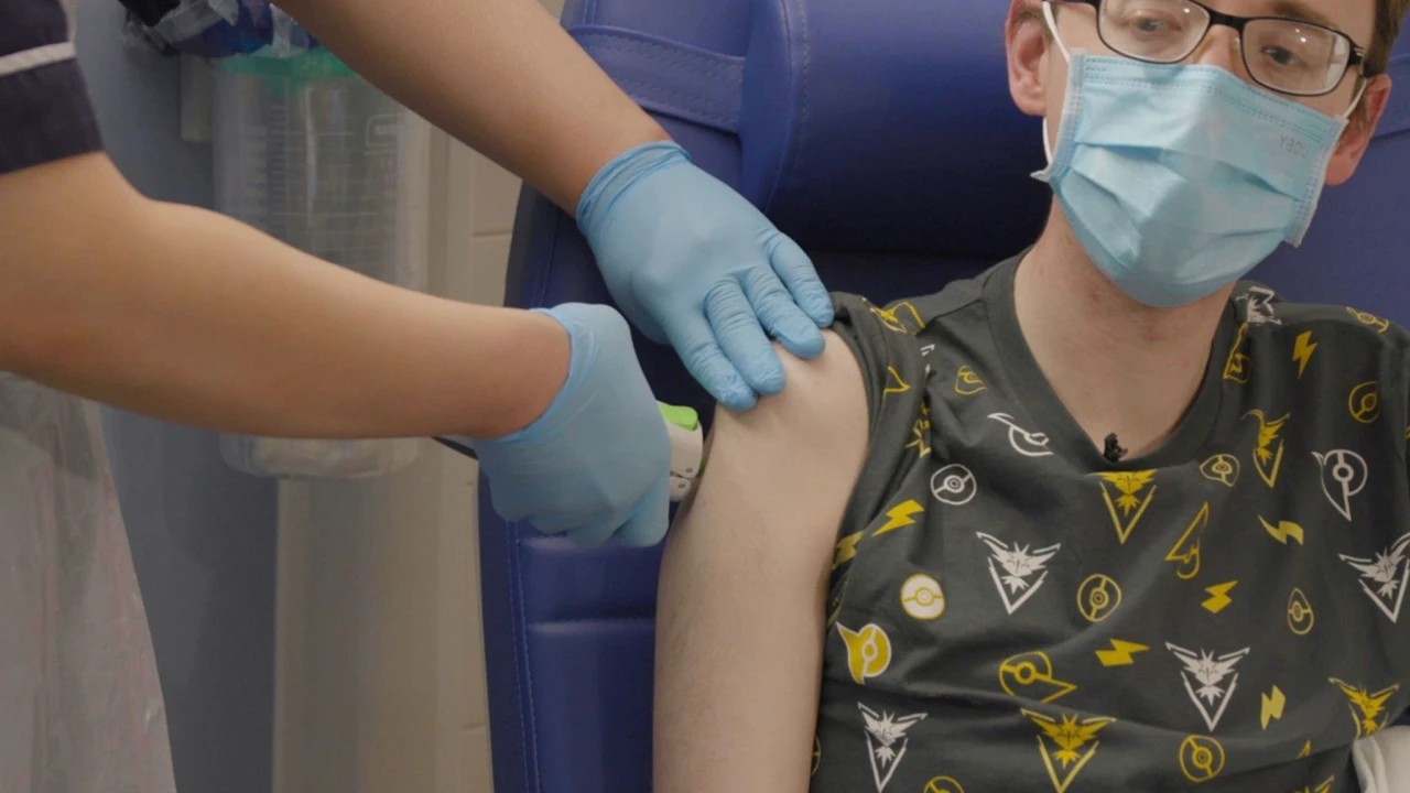 Premier vaccin créé par l'IA protège contre les coronavirus!