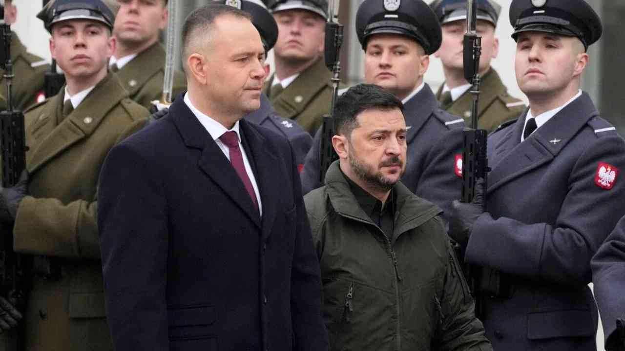 Tension Ukraine-Pologne: Zelensky rend la médaille polonaise à cause d'une unité militaire