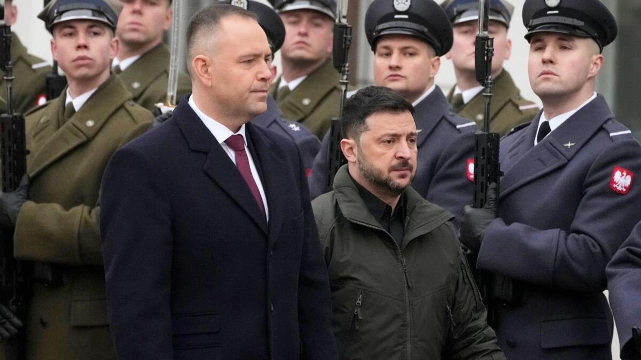Tension Ukraine-Pologne: Zelensky rend la médaille polonaise à cause d'une unité militaire