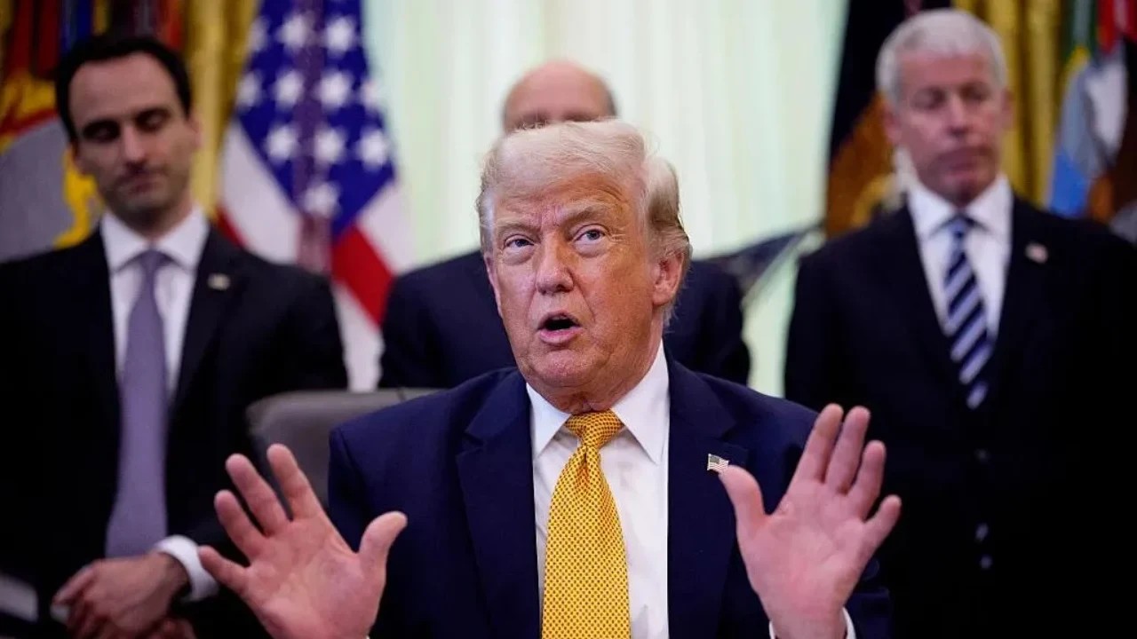 Trump menace l'Europe de tarifs à 100% : riposte contre tout pays taxant les géants tech américains
