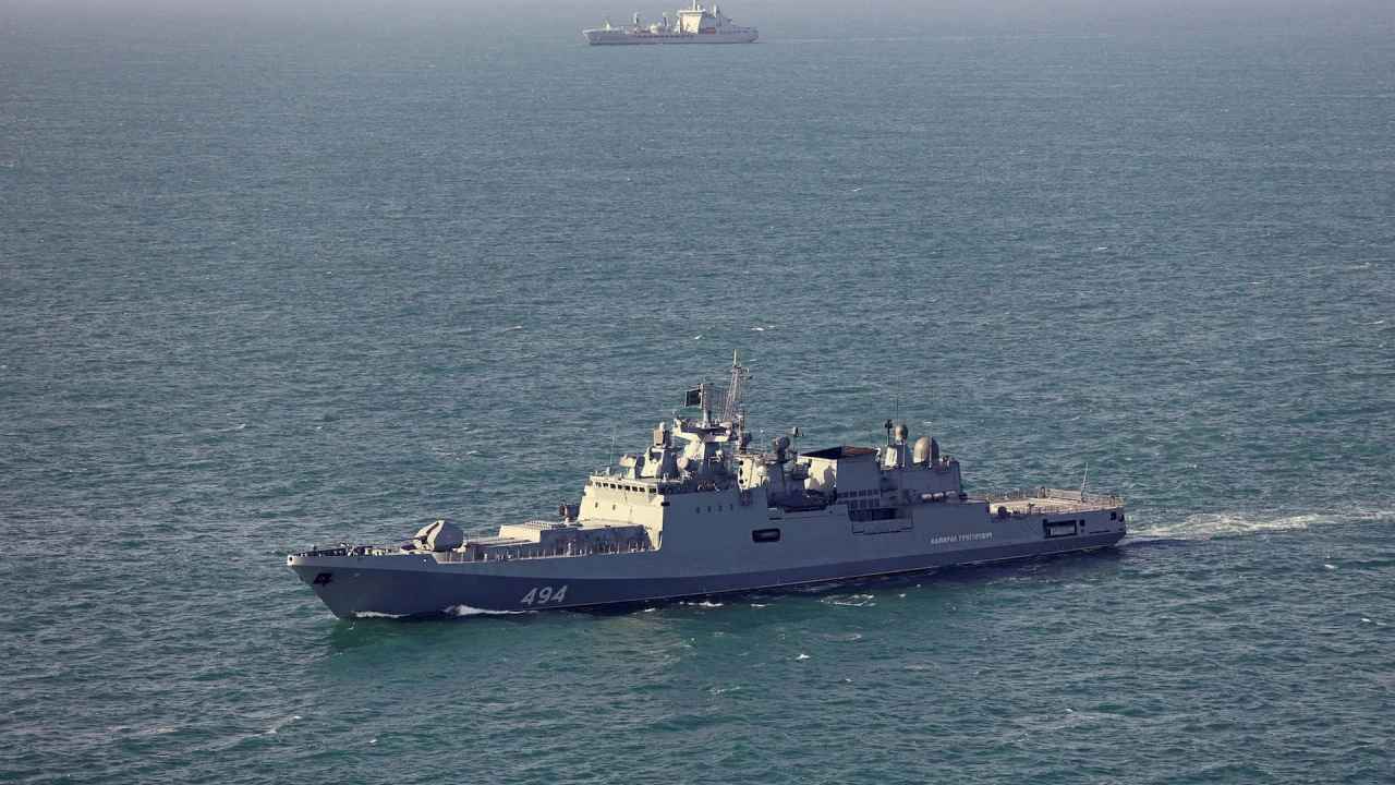 Un navire de guerre russe ouvre le feu sur un yacht britannique, tensions dans la Manche