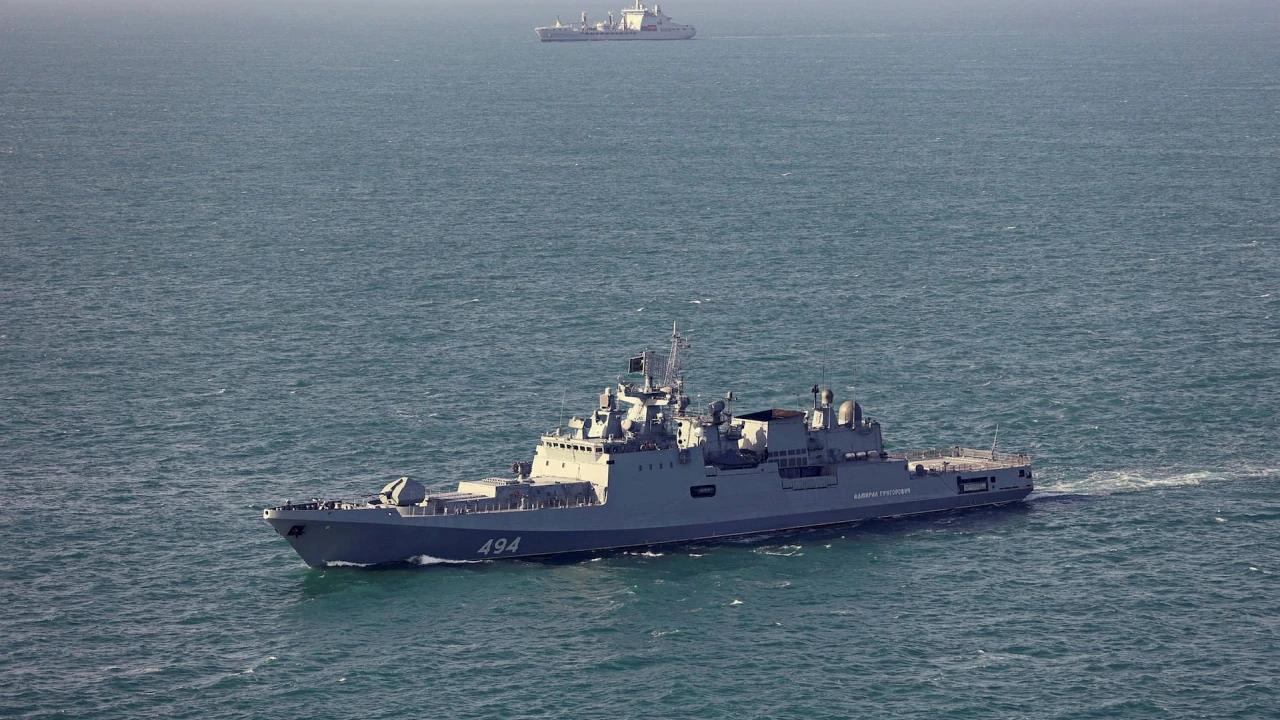 Un navire de guerre russe ouvre le feu sur un yacht britannique, tensions dans la Manche