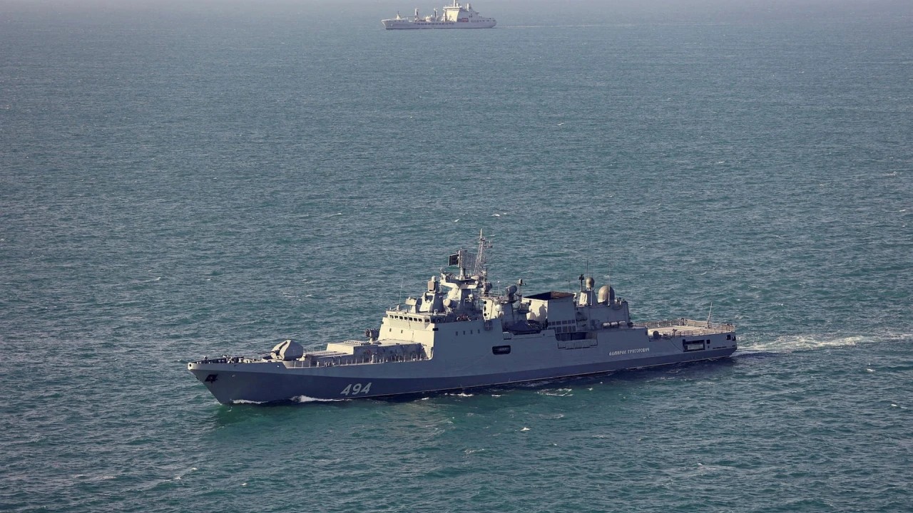 Un navire de guerre russe ouvre le feu sur un yacht britannique, tensions dans la Manche