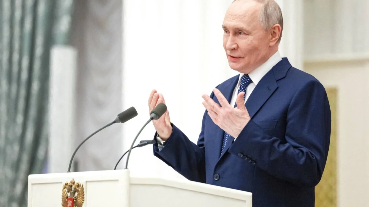 Visions rivales sur la guerre et la paix… / 'élite' russe divisée au 'Davos de Poutine'