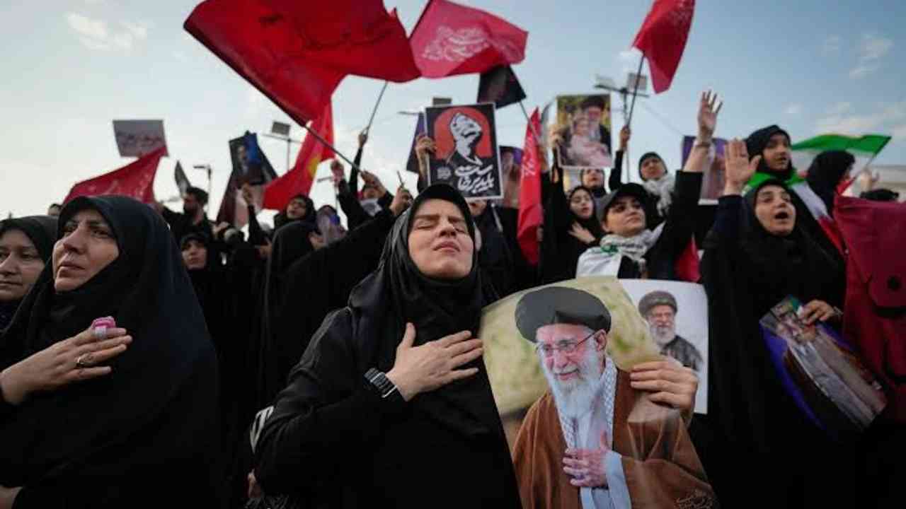 20 millions de personnes aux funérailles / Khamenei absent à l'inhumation de son père