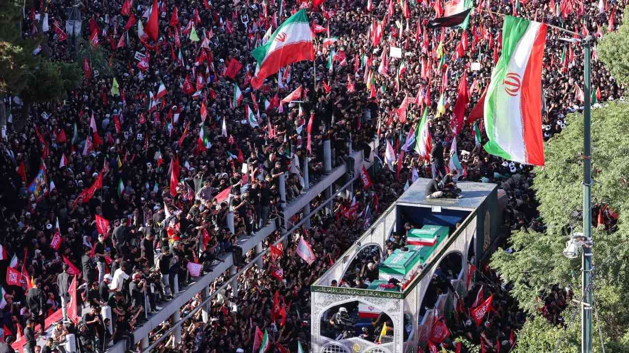 Absent à l'enterrement de son père / Mojtaba Khamenei disparu, grandes foules à Mashhad