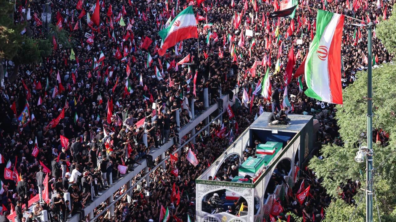 Absent à l'enterrement de son père / Mojtaba Khamenei disparu, grandes foules à Mashhad