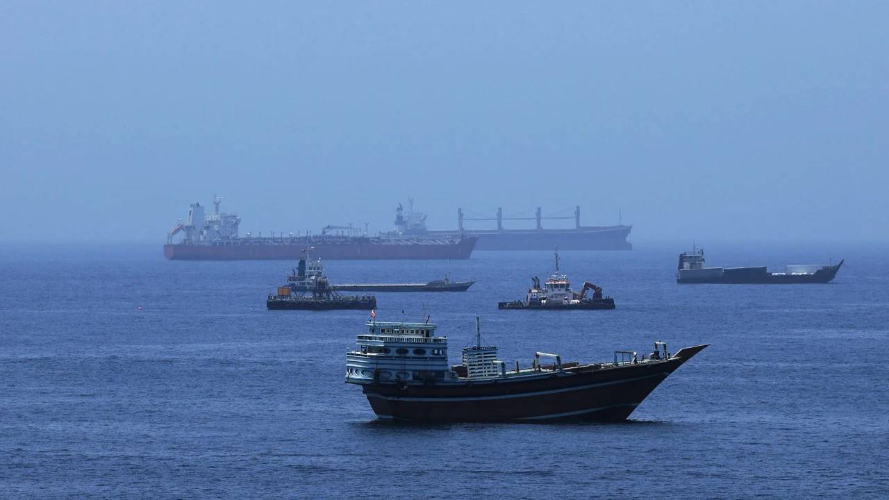 Attaques USA-Iran, «paralysé» de nouveau Hormuz? CNBC : navires passent dans l'obscurité!