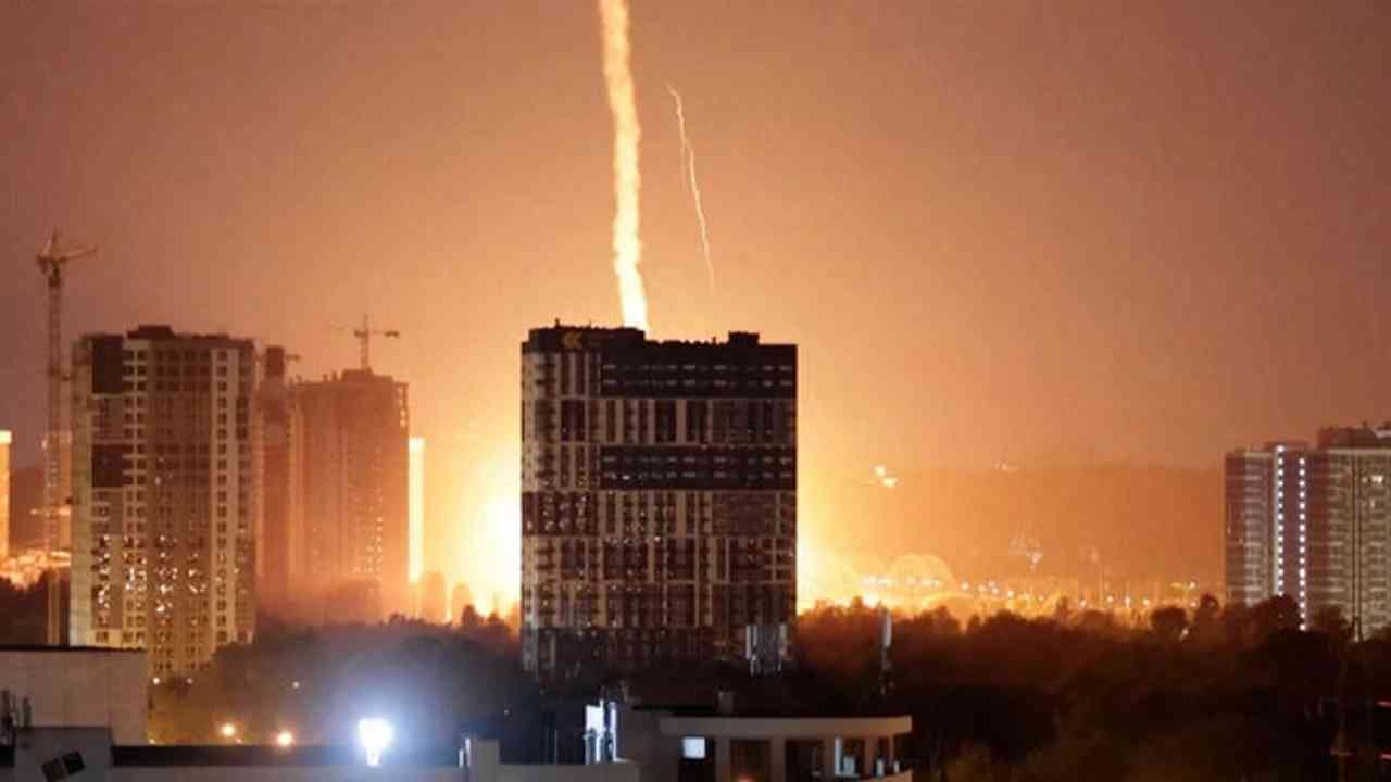 Kiev sous la pluie de missiles russes / Zelensky: Moscou prêt pour une attaque massive
