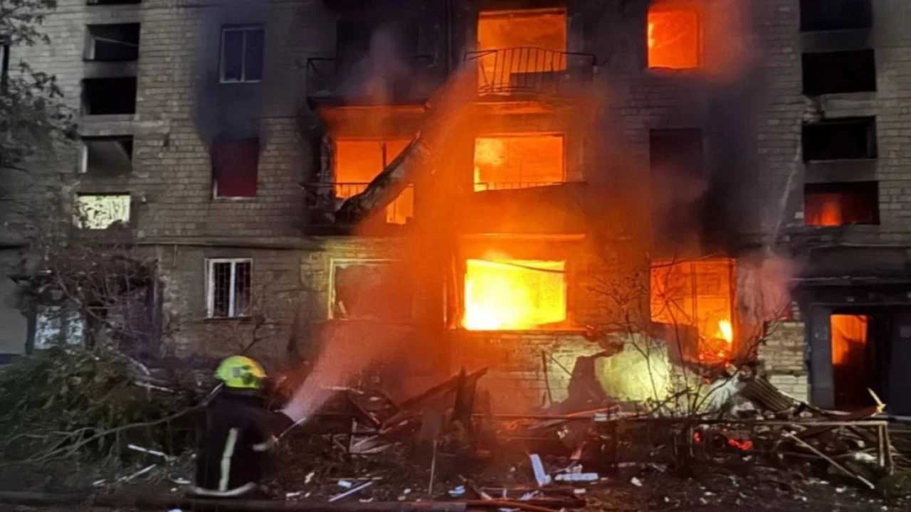 La Russie frappe Kiev la nuit avec drones et roquettes: dix morts et des dizaines de blessés