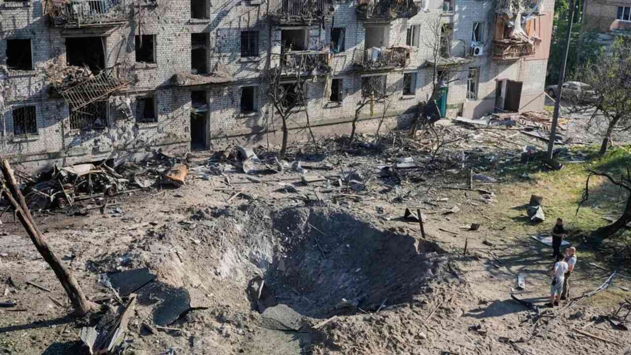 Les Ukrainiens nettoient les décombres / Kiev en deuil pour 30 tués dans l'attaque russe