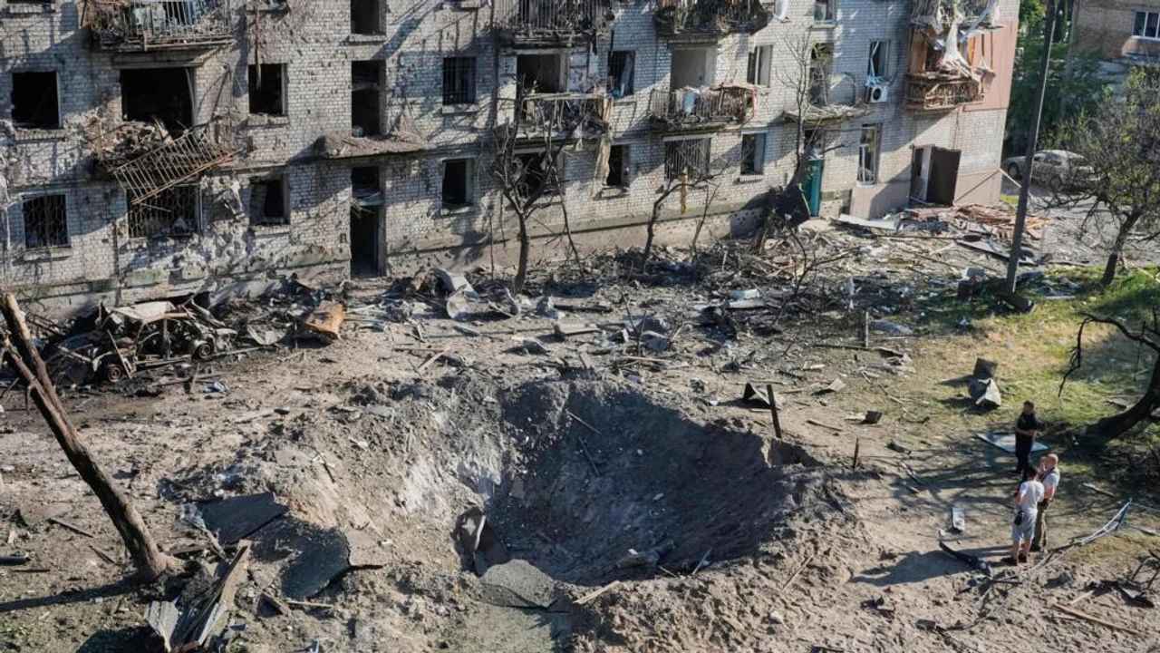 Les Ukrainiens nettoient les décombres / Kiev en deuil pour 30 tués dans l'attaque russe