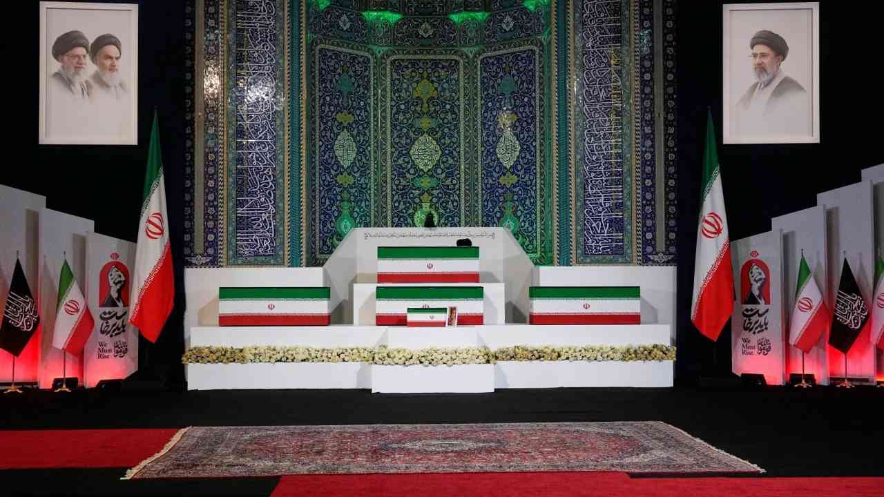 L'Iran enterre le guide suprême; une semaine de deuil pour Khameneï, cérémonies lancées