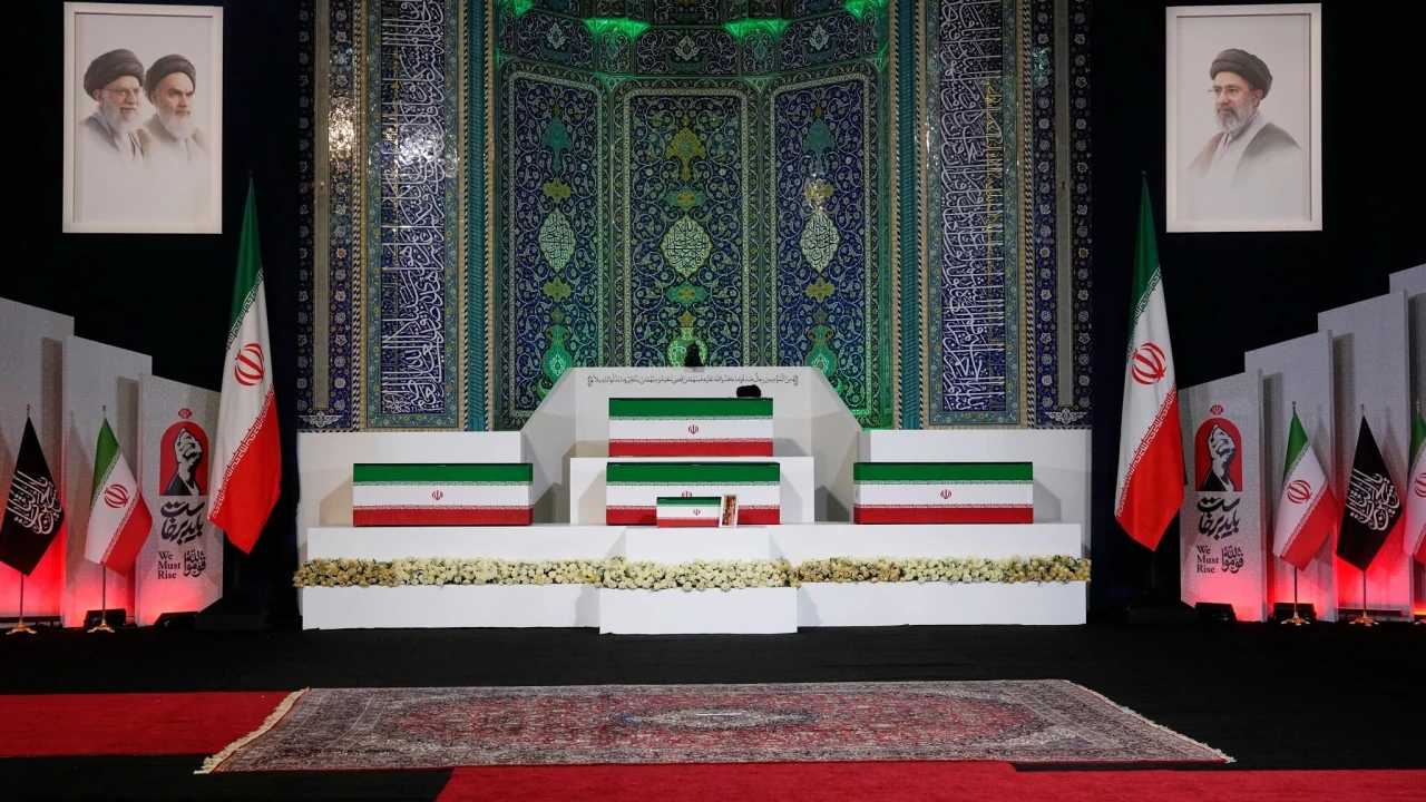 L'Iran enterre le guide suprême; une semaine de deuil pour Khameneï, cérémonies lancées