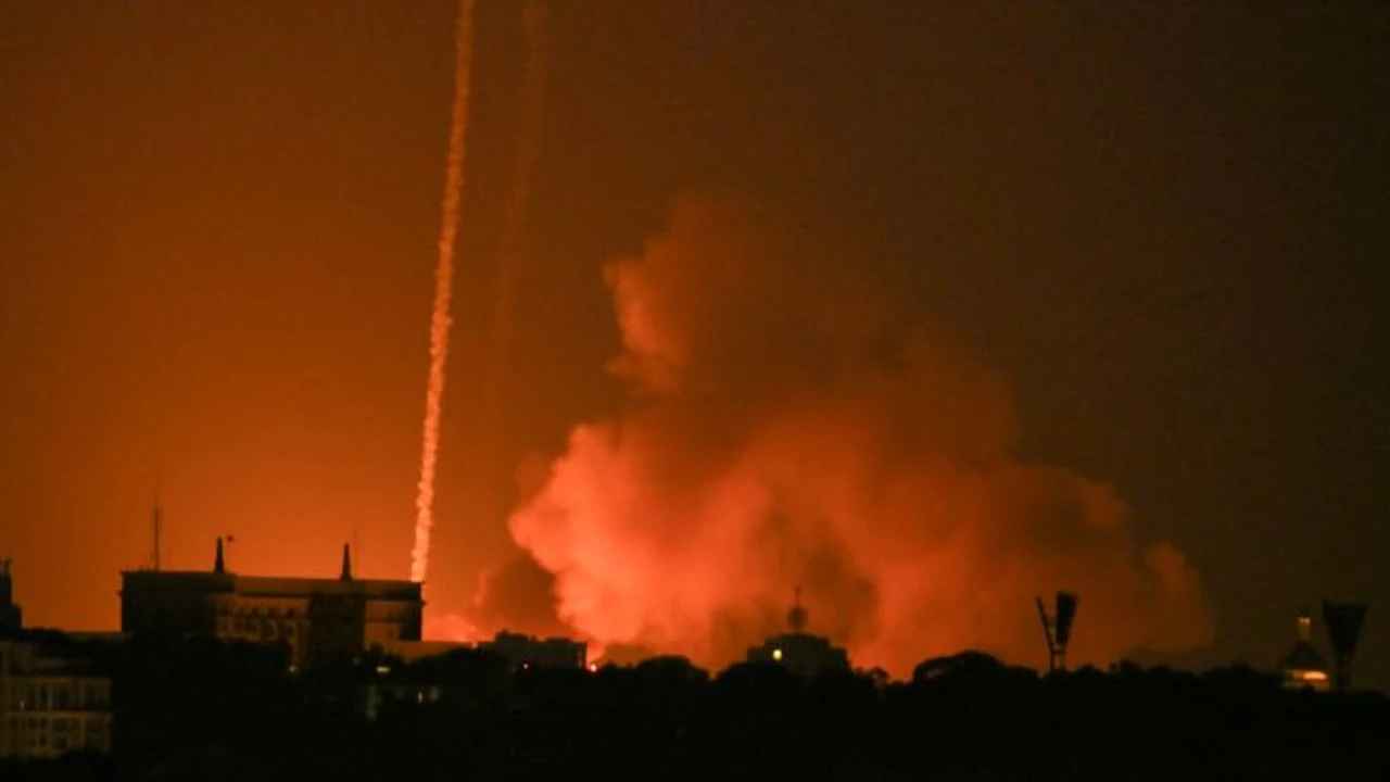 Attaques russes secouent Kiev pendant la nuit, au moins 12 morts et 30 blessés