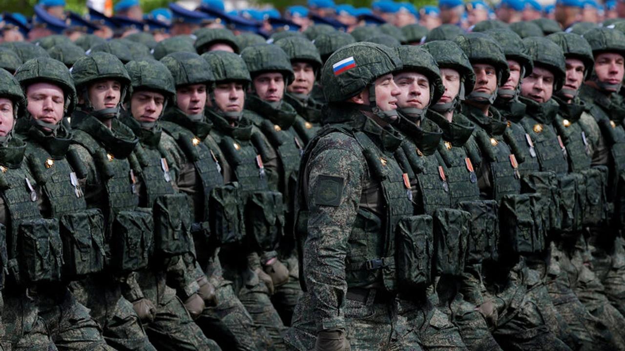 Mobilise 600 000 soldats cette année / Russie « renforce » son armée, 1,4M victimes