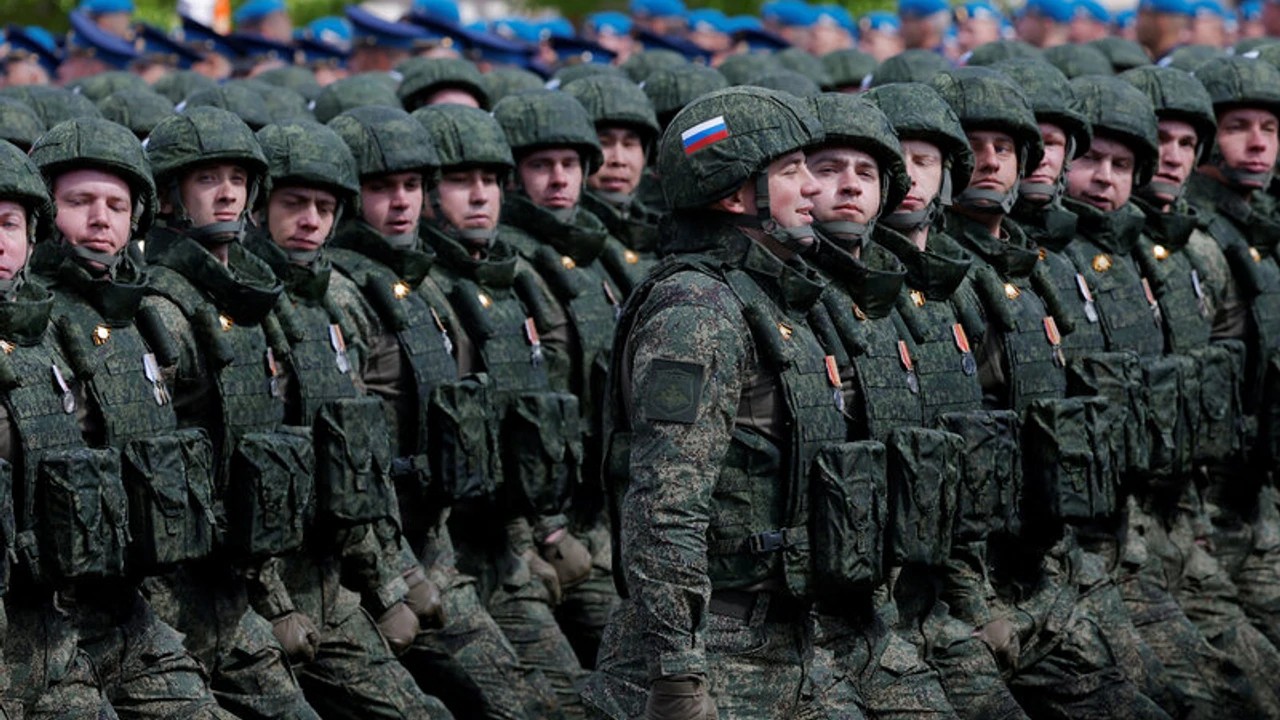 Mobilise 600 000 soldats cette année / Russie « renforce » son armée, 1,4M victimes