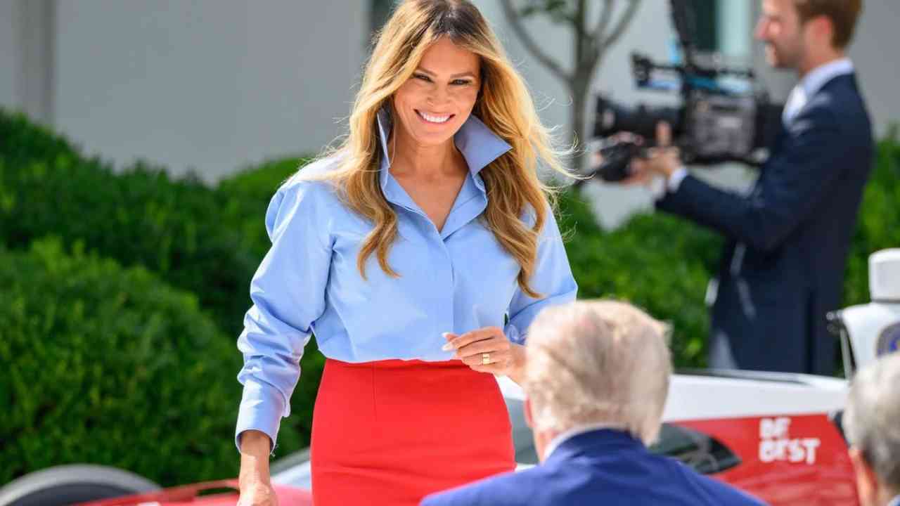 'On m'a dit que je vous ai manqué' / Melania Trump, absente un mois, plaisante aux journalistes